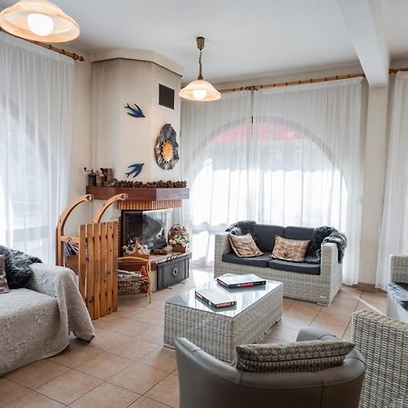 Hotel Le Guilazur Château-Ville-Vieille Esterno foto