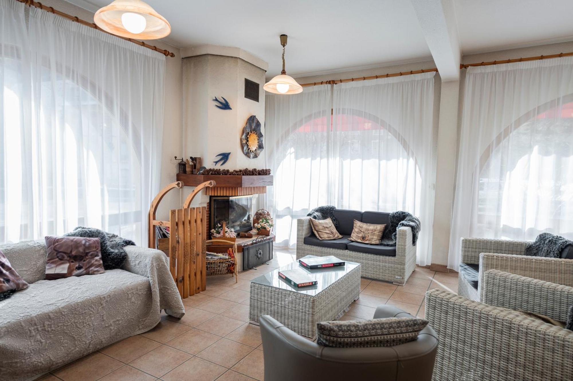 Hotel Le Guilazur Château-Ville-Vieille Esterno foto