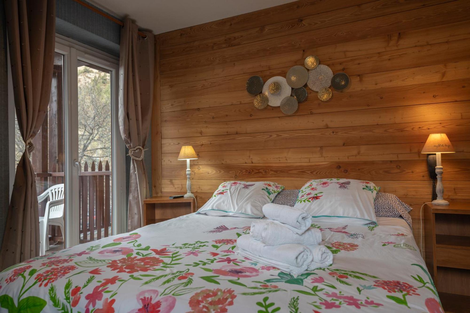 Hotel Le Guilazur Château-Ville-Vieille Esterno foto